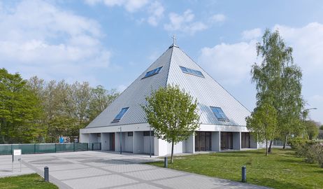 Kath. Kirche Hl. Kreuz, Barbarossa Str. 63, 60388 Frankfurt am Main