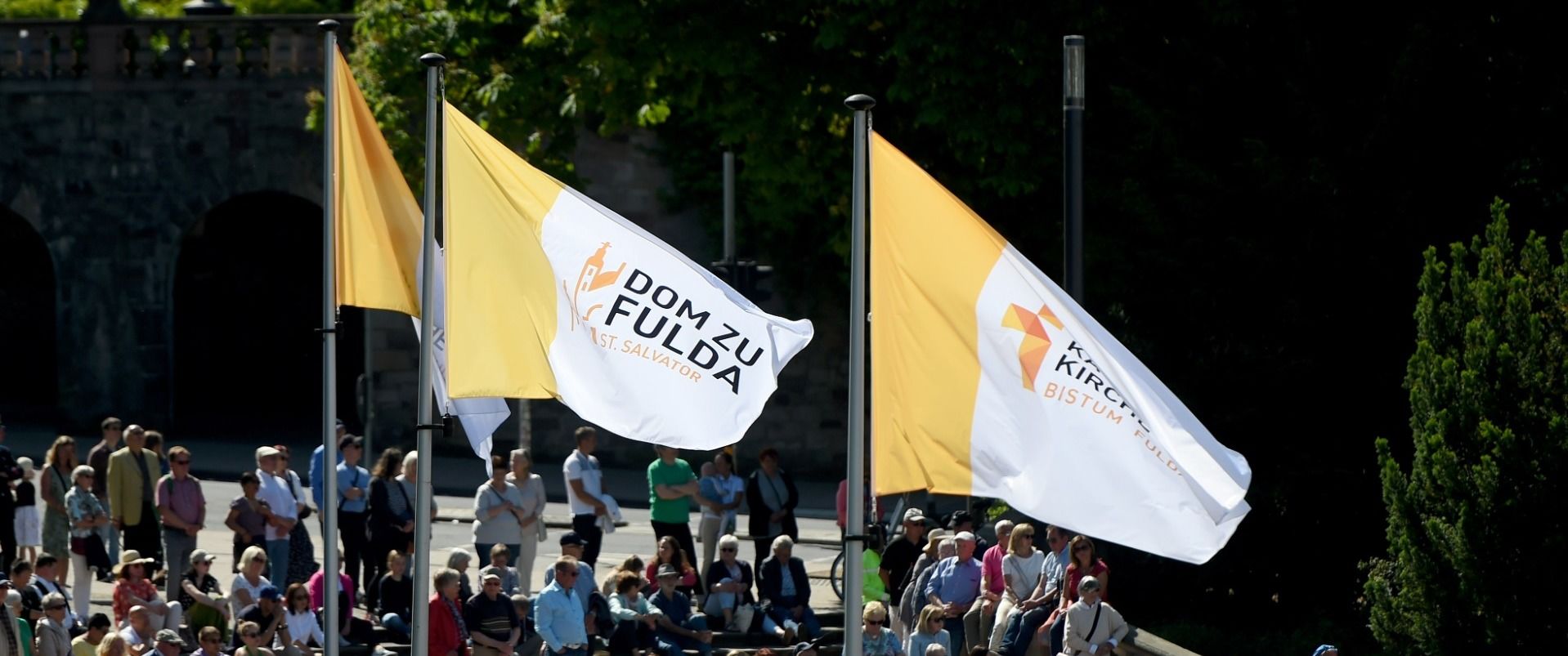 Flaggen am Domplatz Foto: Bistum Fulda / Marzena Seidel