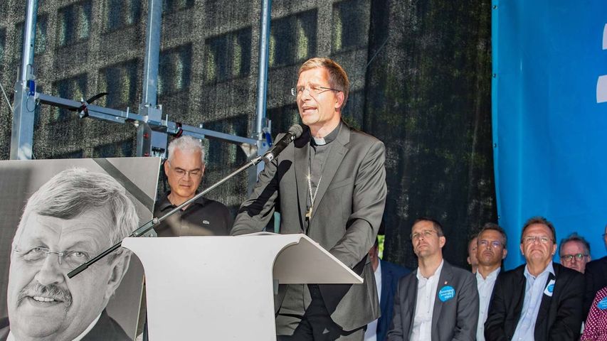 Bischof Gerber sprach bei Kundgebung für Demokratie in Kassel. Bilder: medio.tv/schauderna