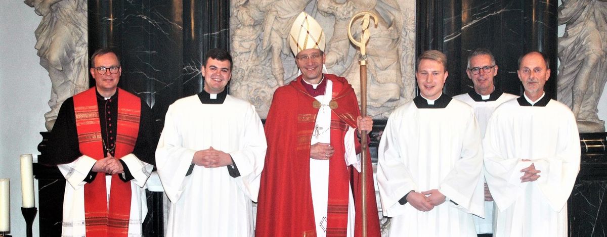 Bischof Dr. Michael Gerber (Mitte) mit den Kandidaten Reiner Uftring und Philipp Schöppner (Erster und Dritter von rechts) sowie Johannes Wende (Zweiter von links). Außerdem auf dem Foto: Regens Dirk Gärtner (links) und Diakon Michael Huf (Zweiter von rechts).