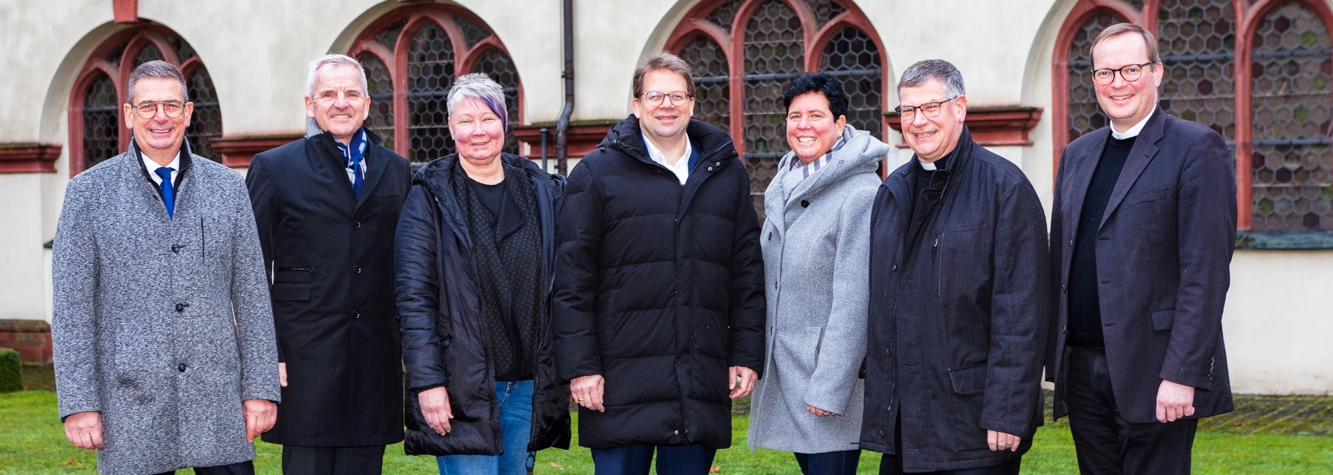 Im Innenhof des Konventsgebäudes (v. l.): der Vorstand Administration der Klinikum Fulda gAG, Burkhard Bingel, Sprecher des Vorstands und Vorstand Krankenversorgung der Klinikum Fulda gAG, Priv.-Doz. Dr. med. Thomas Menzel, Katja Rupscheit-Kuschke, Leiterin des Haus- und Patientenservice am Klinikum Fulda, Oberbürgermeister Dr. Heiko Wingenfeld, Petra Hohmann-Balzer, Leiterin Zentrales Controlling bei der Stadt Fulda, Generalvikar Prälat Christof Steinert und der Regens des Fuldaer Priesterseminars, Dirk Gärtner. Foto: Bistum Fulda / Burkhard Beintken