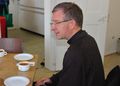 Bischof Dr. Gerber besucht HOTRoom der Caritas