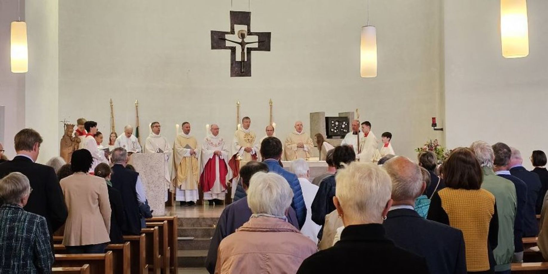 Bischof Gerber predigte bei Gemeinde-Jubiläum in Homberg (Efze). Bilder: Christus Epheta, Homberg (Efze)