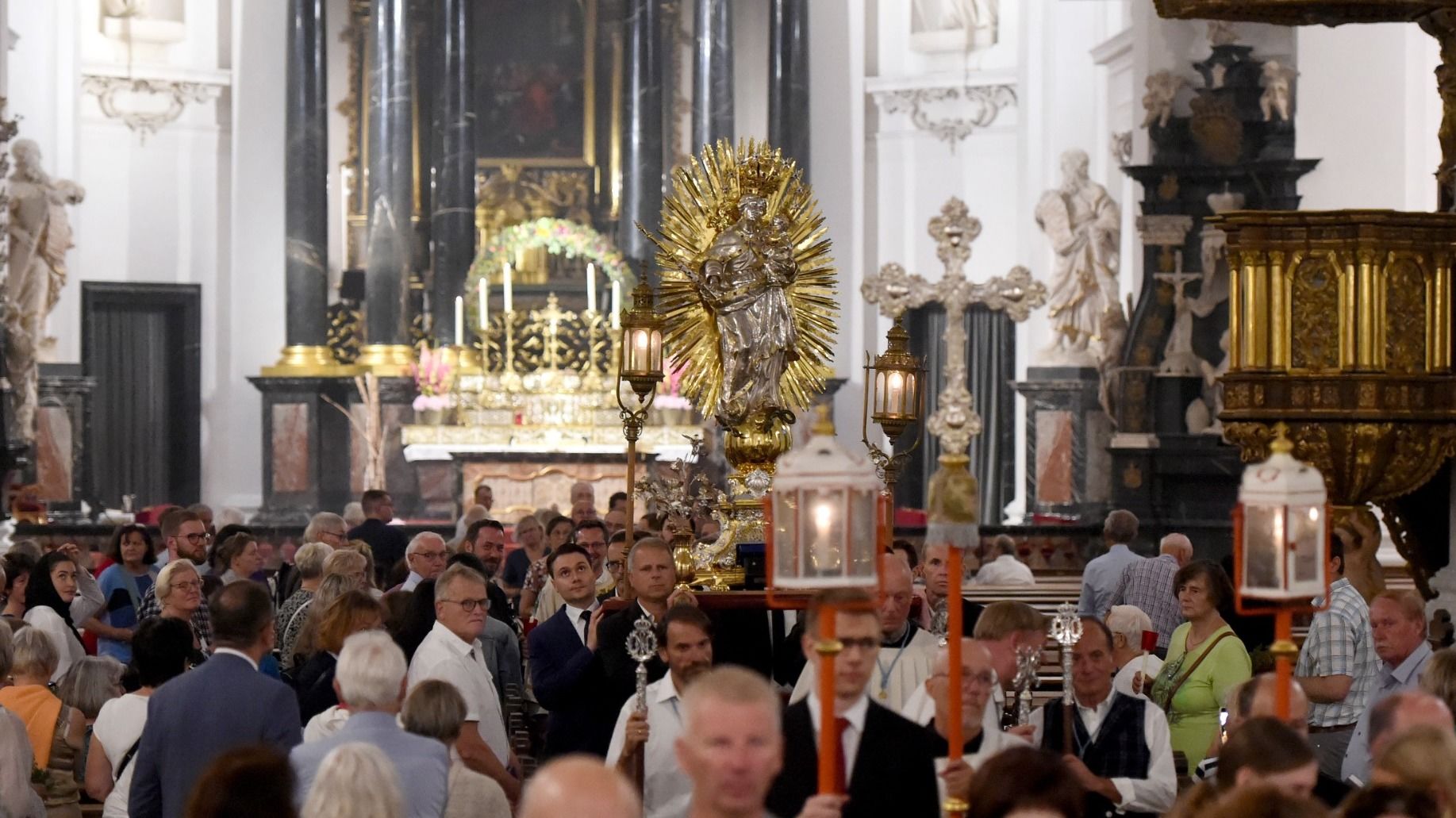 Nach dem feierlichen Pontifikalamt beginnt die traditionelle Lichterprozession. Die silberne Strahlenmadonna wird aus dem Dom herausgetragen. Foto: Bistum Fulda / Marzena Seidel.