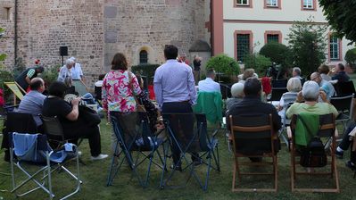 Literatur am Kirchplatz (Foto: Bistum Fulda - Archiv)