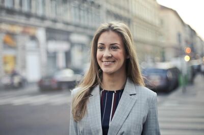 Schön, aber bitte nicht zu sehr? – Wie Aussehen Karriere, Bildung und Macht beeinflusst